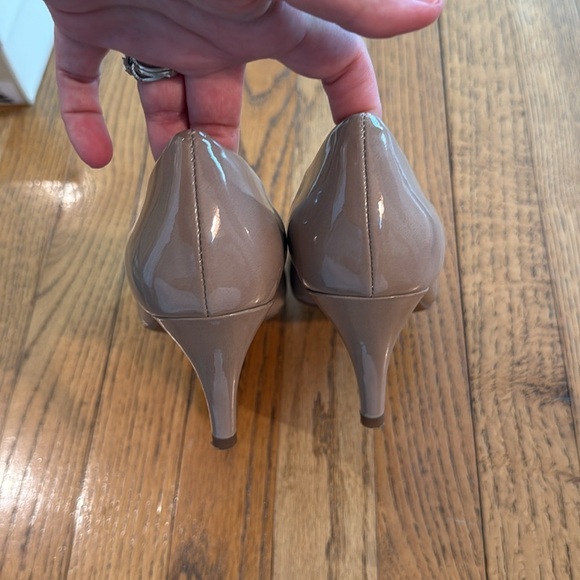✨ Bandolino Classic Tan Patent Heels — Size 8 ✨ - Picture 3 of 5